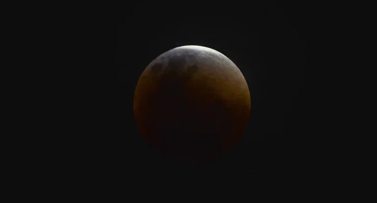 Eclipse parcial da Lua acontece hoje; veja como assistir pela internet