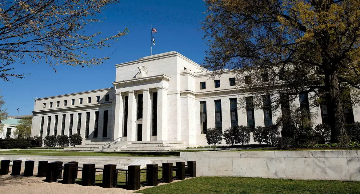 Fed reduz juros em 0,5 ponto e cita "maior confiança" na inflação