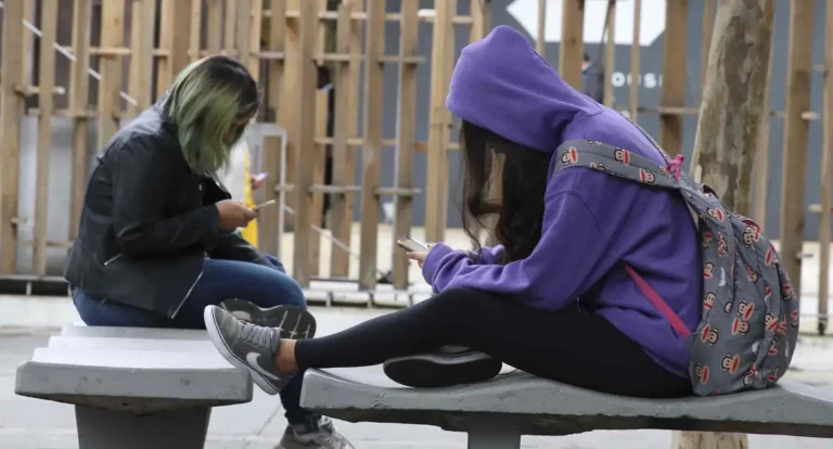 Educadores apoiam possível restrição ao uso de celulares nas escolas