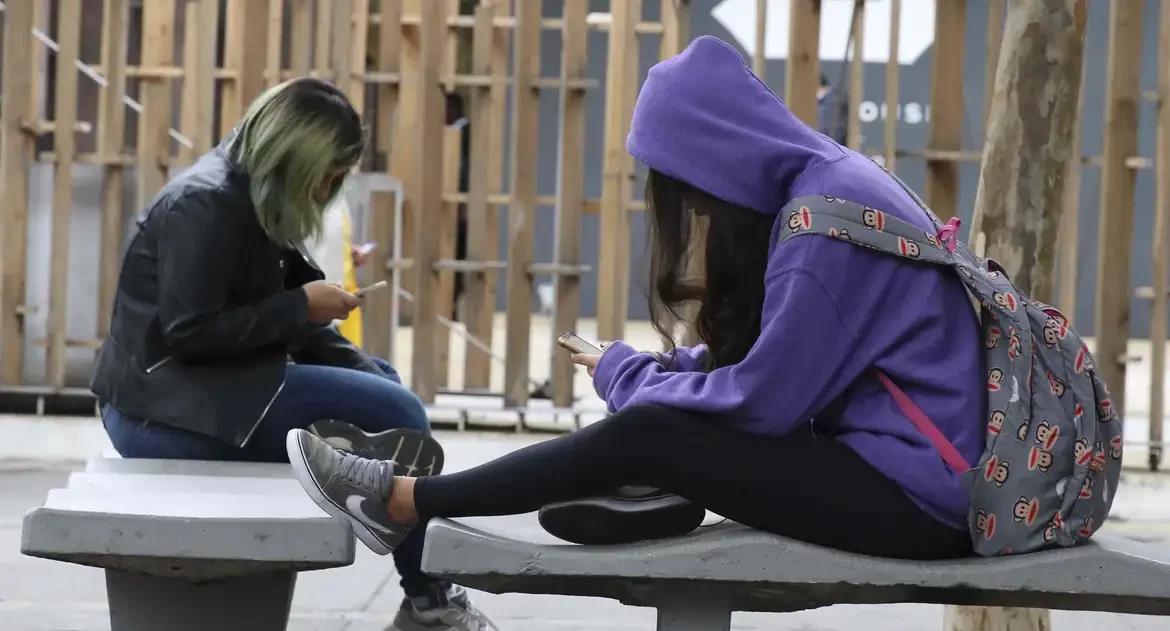 Educadores apoiam possível restrição ao uso de celulares nas escolas