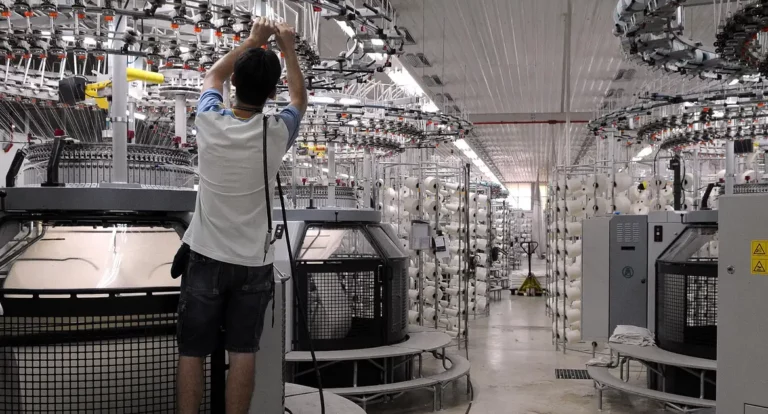 Setores industriais confiantes na economia é o maior em 2 anos