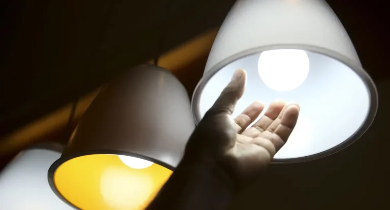 Outubro terá bandeira tarifária mais cara do sistema nas contas de luz