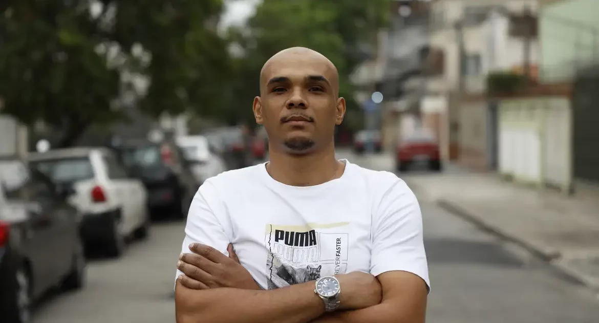 Jovens negros carregam traumas de reconhecimento fotográfico injusto