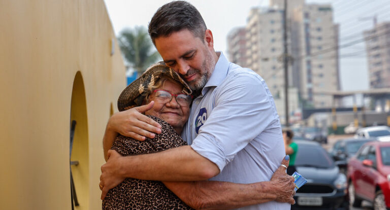 Em reunião com mães de crianças autistas, Léo explica projetos para atender demandas das pessoas com TEA