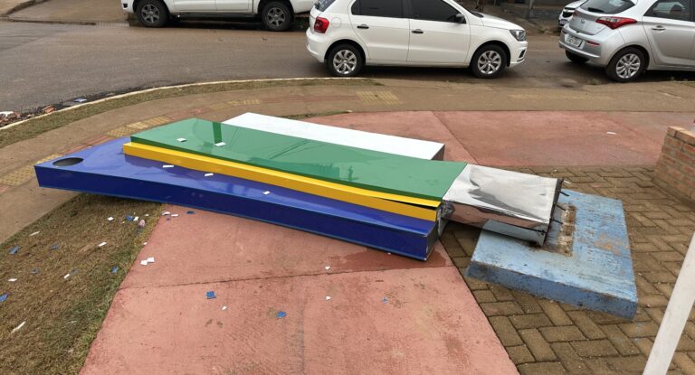 Vereador Edimilson Dourado solicita reparo na placa do Ecoparque Pirarucu que caiu durante fortes ventos