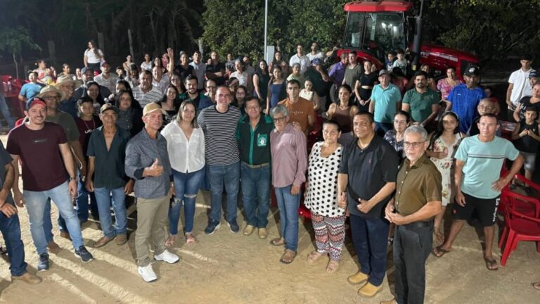Alan Queiroz entrega trator de R$ 250 mil para a comunidade da Linha 05, em Monte Negro - News Rondônia