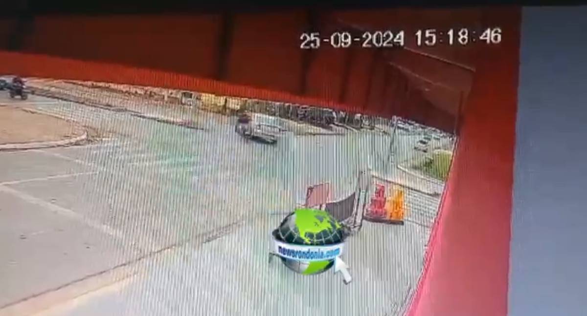 Motociclista “voa” após batida em traseira de Etios na Pinheiro Machado