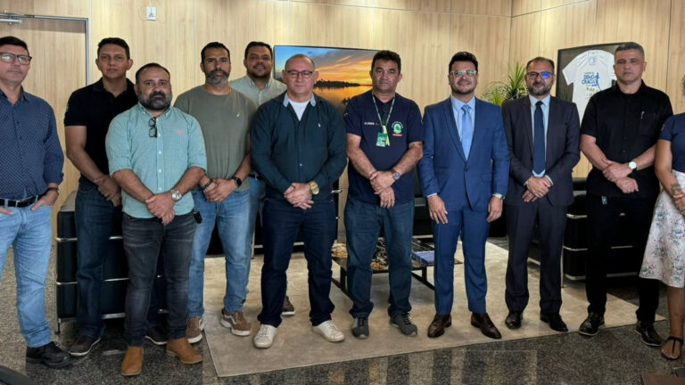 Deputado Marcelo Cruz e representantes sindicais debatem processo licitatório para vigilantes escolares - News Rondônia