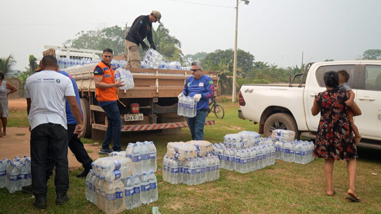 Governo de RO distribui água potável para moradores de comunidades no entorno do Rio Madeira, em Porto Velho