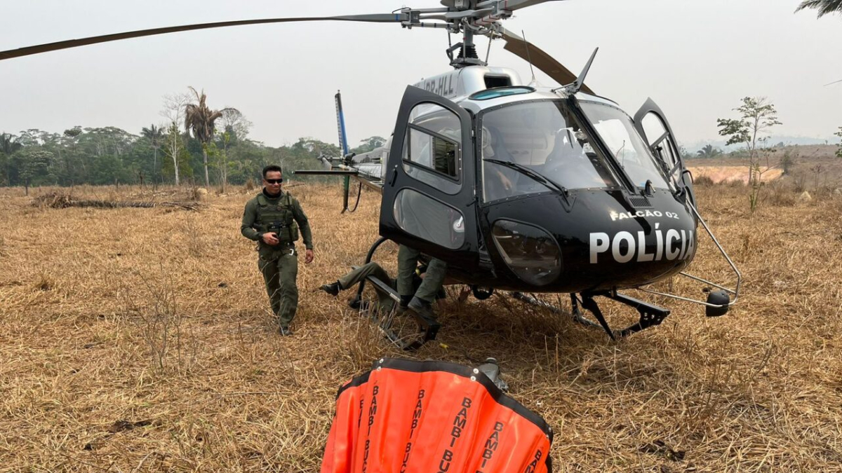 Governo de RO reforça combate aos focos de incêndio no Parque Guajará-Mirim com uso do helicóptero Falcão 2