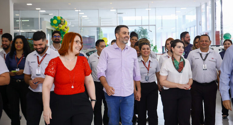 Durante reunião com mulheres, Léo explica como vai desenvolver ações para elas