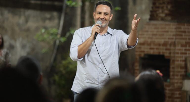 Léo Moraes promete acabar com ponto eletrônico para servidores da educação