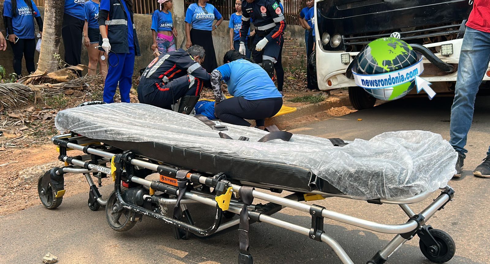 Jovem é atropelada por motociclista em calçada na zona sul