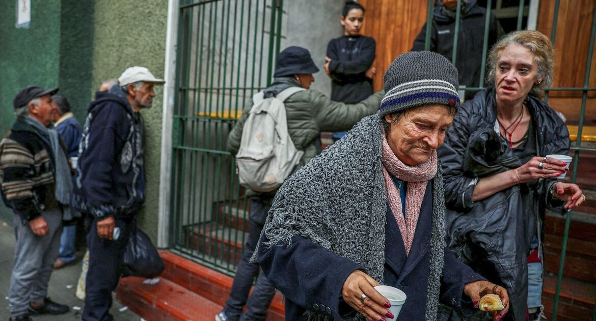 Medidas de austeridade de Milei levam metade da Argentina à pobreza
