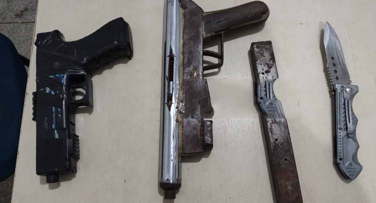 Polícia prende mulher com arma caseira em tentativa de roubo
