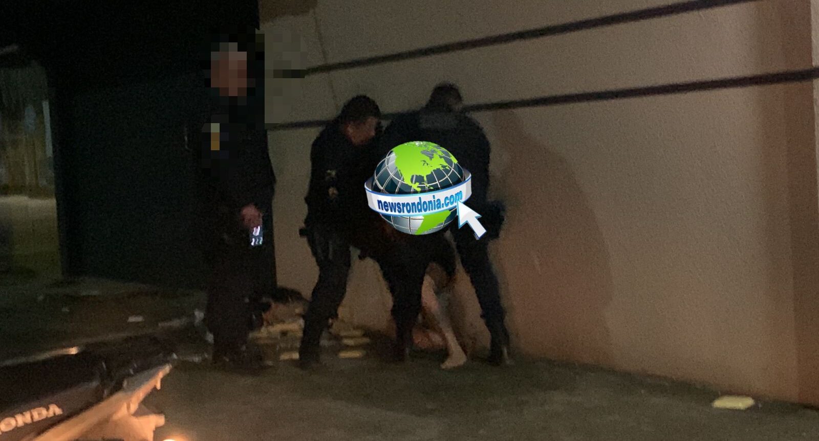Mulher é presa depois de quebrar copo na cabeça do marido e tentar chutar sargento da PM