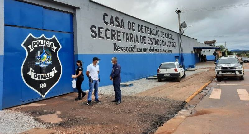 Rapaz que matou outro a tiros se apresenta com advogado, mas é preso em Cacoal