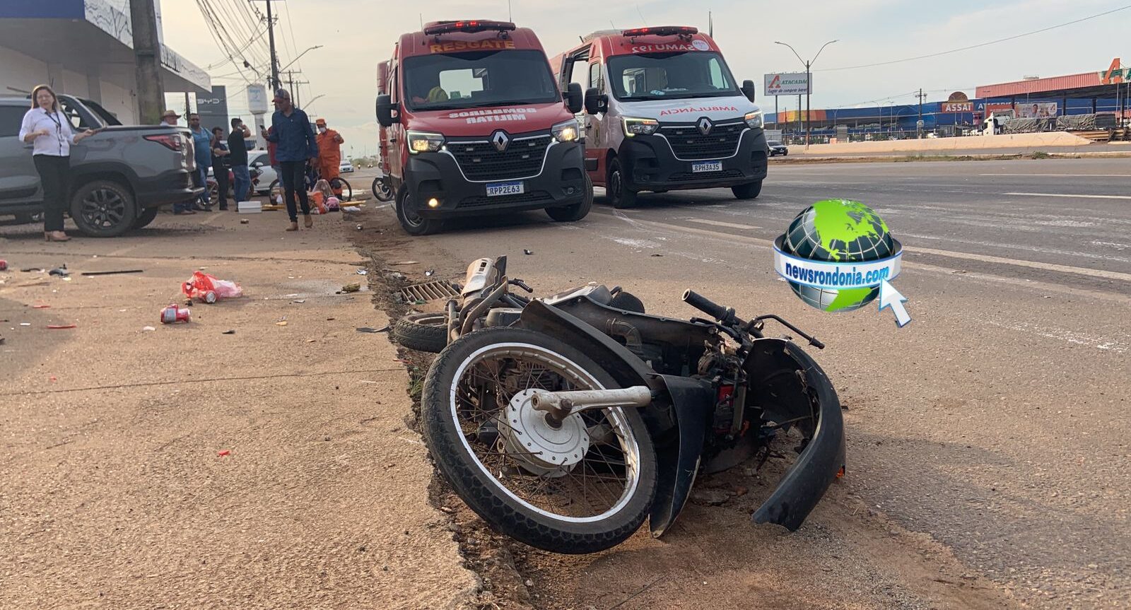 Carro bate em moto e deixa mãe e filha em estado grave na zona sul