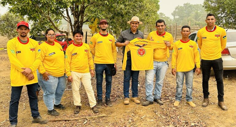 Pedro Fernandes entrega 20 fardamentos para Brigada Voluntária de Campo Novo de Rondônia