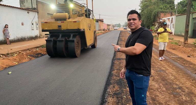 Vereador Edimilson Dourado acompanha obras de asfaltamento em ruas no Bairro Cidade do Lobo