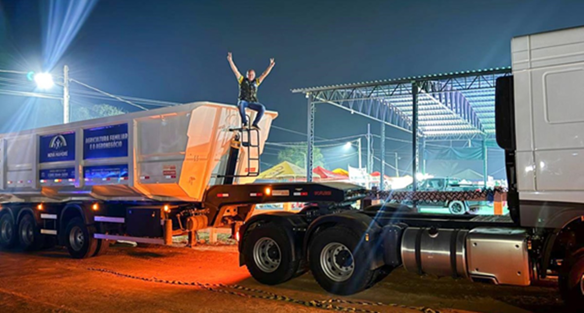 Coronel Crisóstomo prestigia 'festa do leite' em nova Mamoré e entrega caminhão Bitrem e van de transporte - News Rondônia