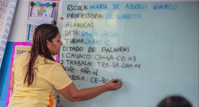 Cláudia de Jesus requer informações sobre carreiras de cuidadores e professores especializados