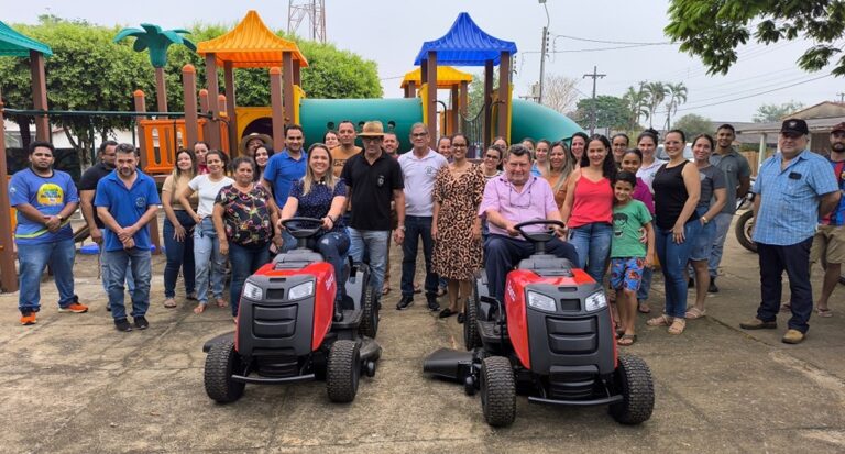 Cláudia de Jesus faz entrega de tratoritos em Teixeirópolis - News Rondônia