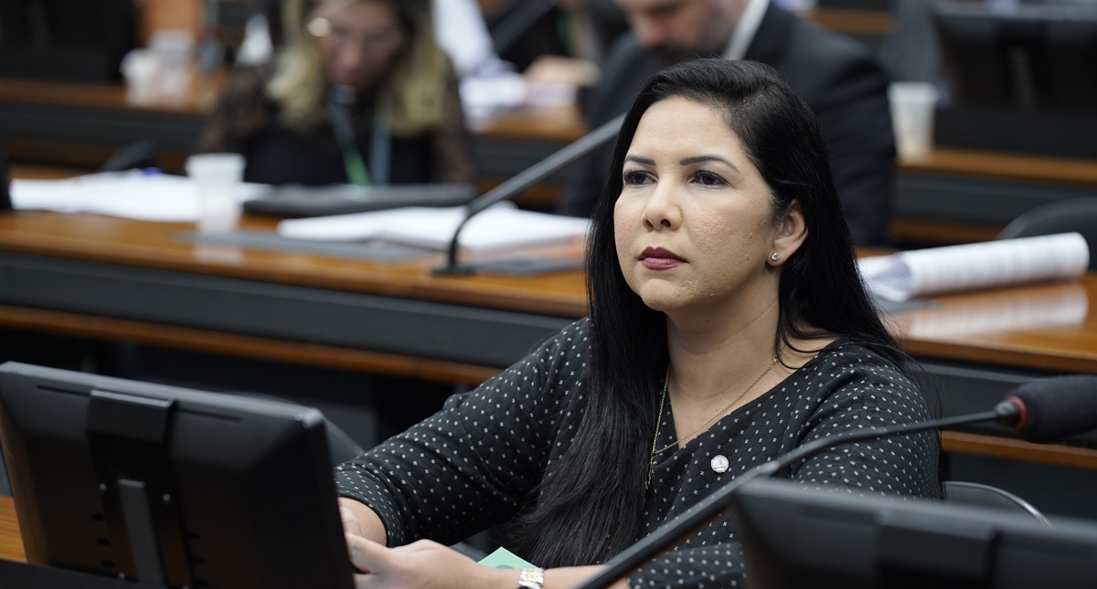Deputada Federal Cristiane Lopes Cobra Retorno do Barco do INSS para Atender Comunidades Ribeirinhas de Rondônia