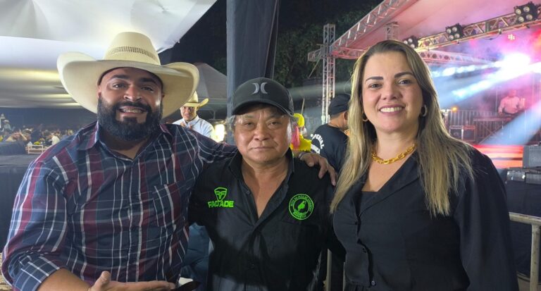 Cláudia de Jesus prestigia baile da rainha da exposição agropecuária de Ji-Paraná