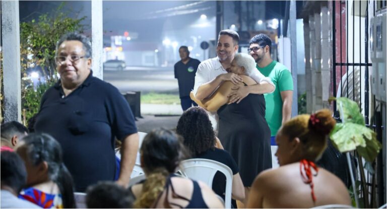 Durante reunião no Centro, Léo explica como vai fazer uma administração transparente e humanizada