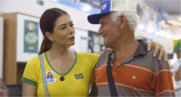Em corpo a corpo na zona Sul, juíza Euma Tourinho fala com moradores de propostas para água tratada na região
