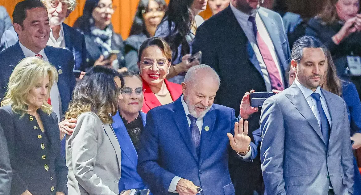 Após troca de aeronave, Lula retorna ao Brasil