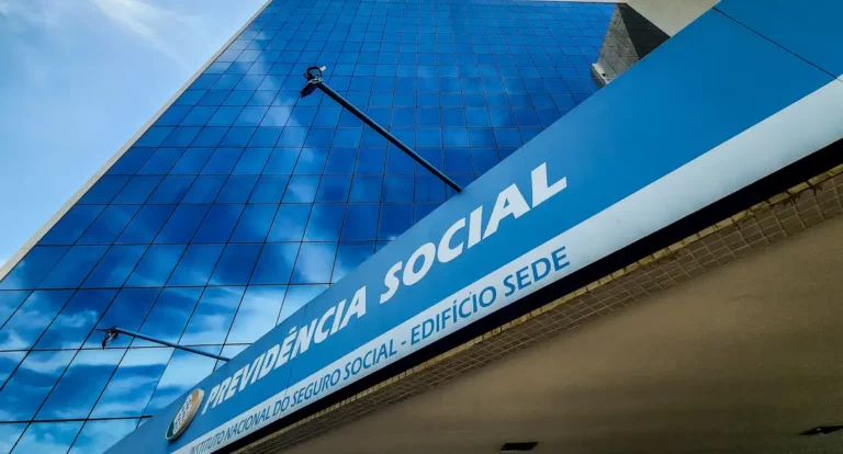INSS começa a pagar benefícios acima do mínimo nesta terça
