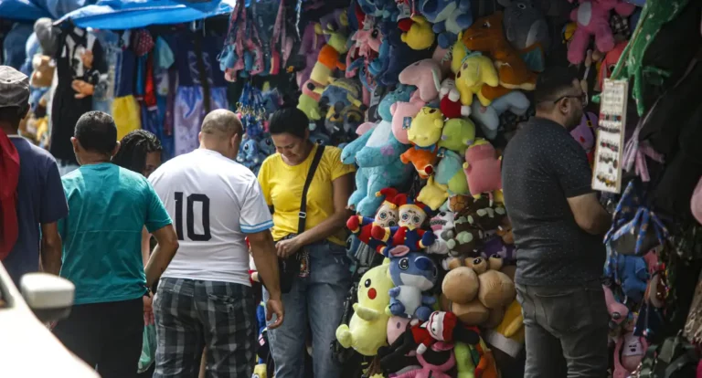 Comércio recua 0,3% em agosto, mas acumula alta em 2024