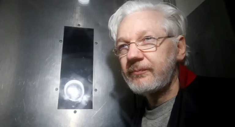 Julian Assange diz ter escolhido a liberdade em vez da justiça