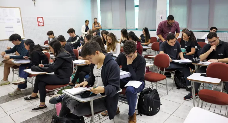 Mulheres são 60% dos inscritos no Enem 2024