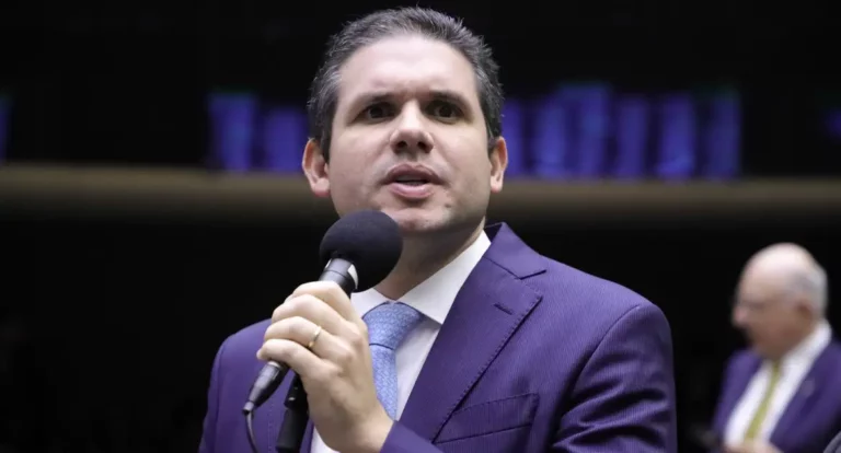 Lira anuncia Hugo Motta como candidato à presidência da Câmara