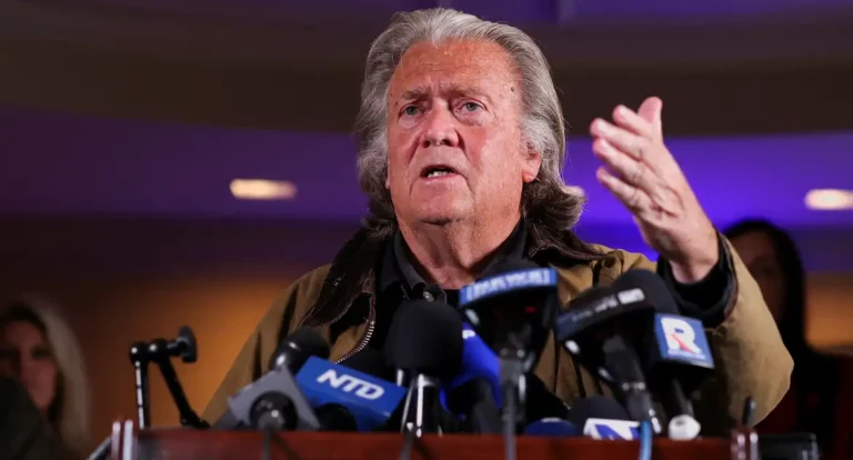 Steve Bannon, antigo conselheiro de Trump, foi libertado da prisão