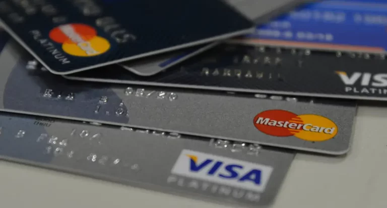 Juros do cartão de crédito rotativo sobem para 438,4% ao ano