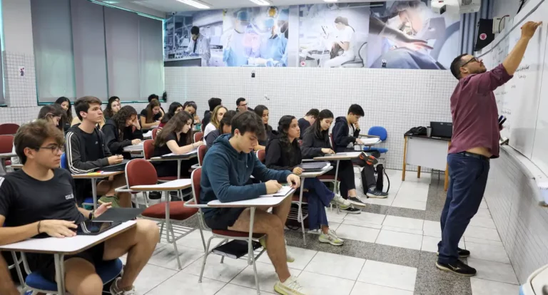 Candidatos se preparam para prova de redação do Enem no domingo