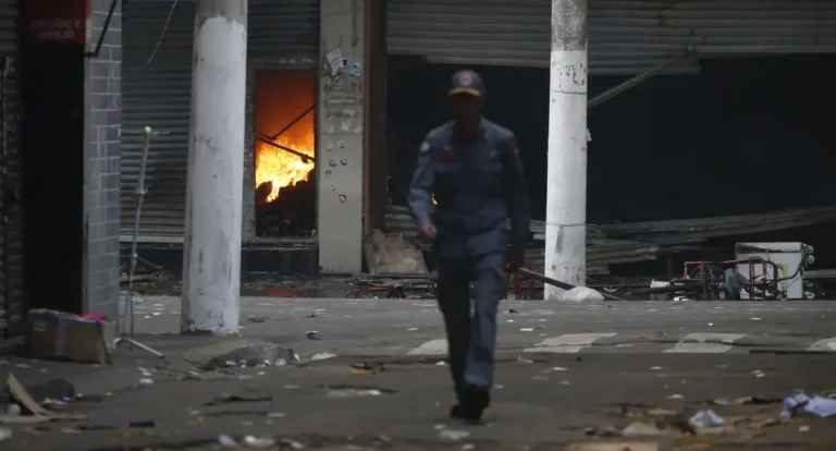 Incêndio no Shopping 25 Brás pode ter atingido cerca de 200 lojas