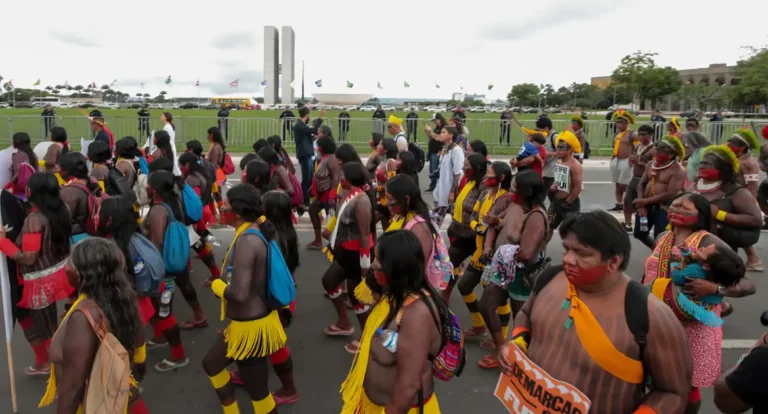 Indígenas marcham em Brasília e bloqueiam vias contra marco temporal