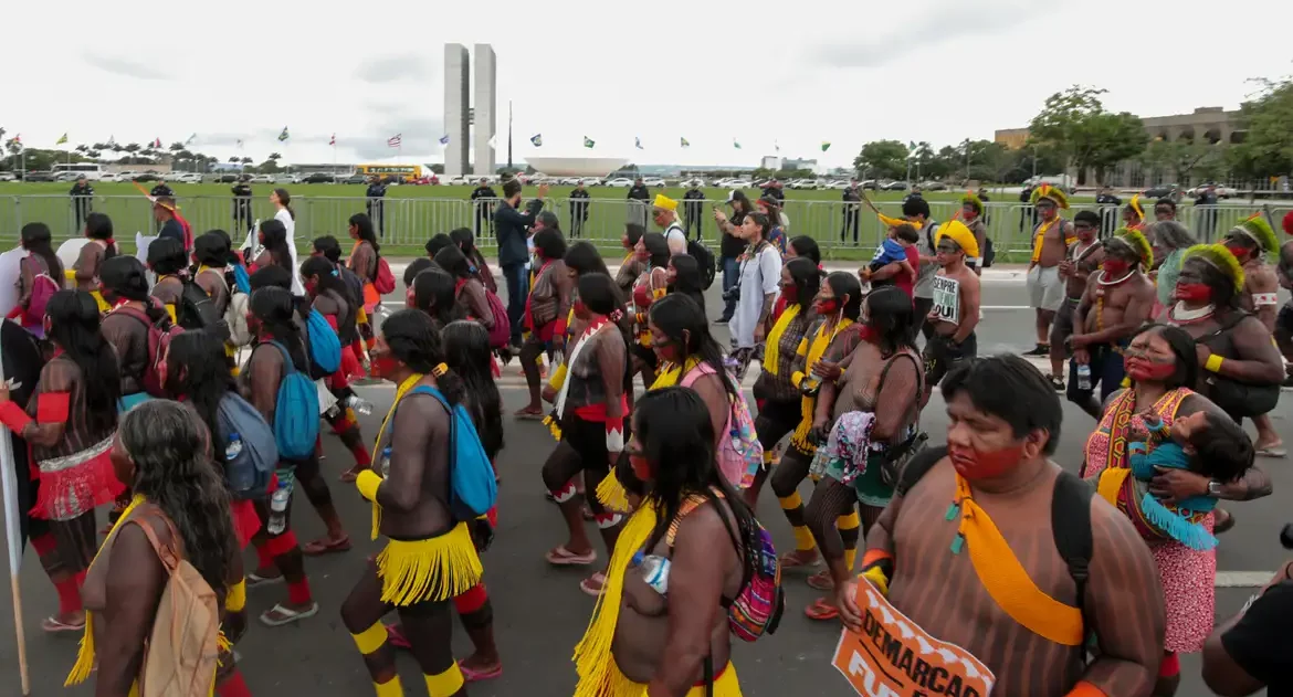 Indígenas marcham em Brasília e bloqueiam vias contra marco temporal
