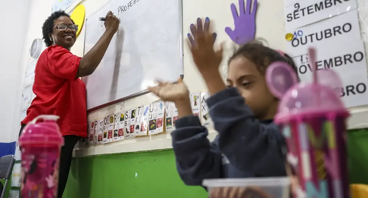 No Dia da Poesia, veja dicas para incentivar a leitura entre crianças