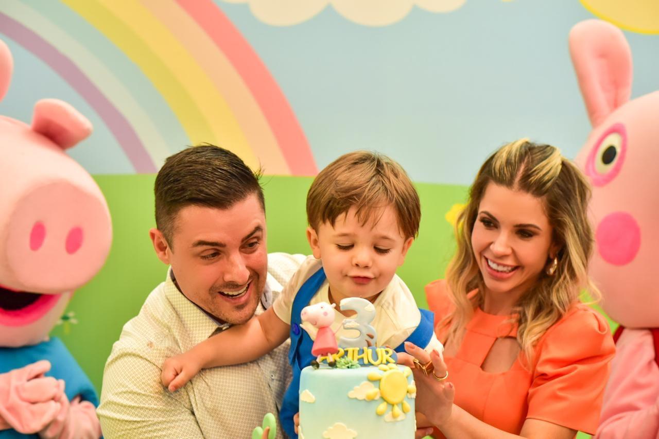 Ex-BBB Cacau e deputado Bruno Lima celebram aniversário do filho Arthur com festa temática - News Rondônia
