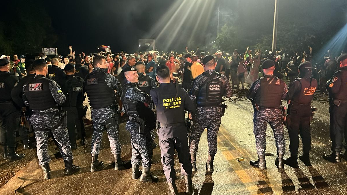 BR-319 é liberada após protesto de moradores da Vila Denit por falta de energia - News Rondônia