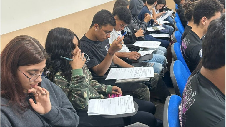 Aulões de redação são intensificados para estudantes em preparação para o Enem 2024 e Saero, em Ariquemes
