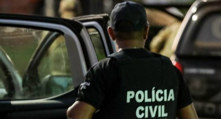 Homem que matou esposa a facadas diante da filha se apresenta a Polícia e é preso