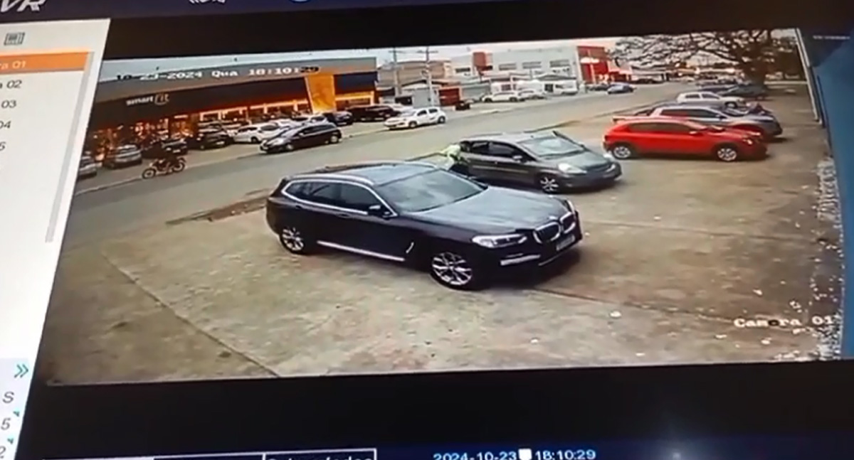 Câmera flagra bandidos abandonando carro roubado de jornalista