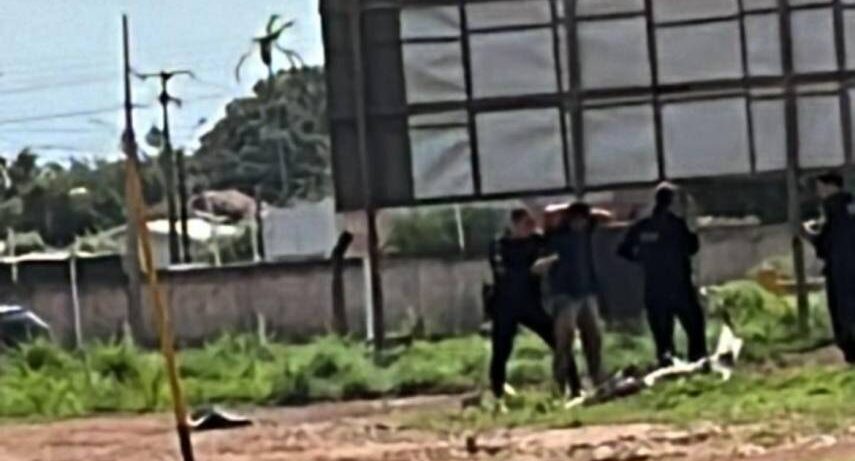 Armado com faca, ladrão é filmado após roubar mercadinho, invadir casa, ameaçar idosa de morte e atacar policial militar
